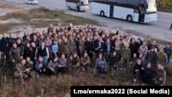 Звільнені з російського полону 108 жінок, 17 жовтня 2022 року. Із них, за словами голови Офісу президента України, 37 евакуйованих з «Азовсталі», 11 офіцерів, 85 – рядових і сержантів