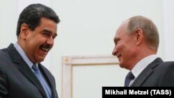 Presidenti rus, Vladimir Putin (djathtas) në takim me presidentin e Venezuelës, Nicolas Maduro në Moskë. Fotografi e vitit 2017.