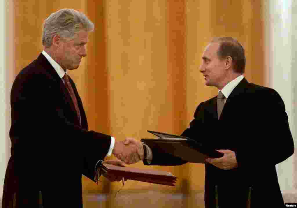 Președintele Rusiei, Vladimir Putin (dreapta) și președintele Statelor Unite, Bill Clinton, după semnarea – pe 4 iunie 2000, la Moscova – acordurilor privind înființarea unui centru comun de avertizare pentru schimbul de informații privind lansările de rachete.