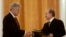 Президент Росії Володимир Путін (праворуч) і 42-й президент США Білл Клінтон обмінюються угодами про створення спільного центру попередження для обміну інформацією про запуски ракет невдовзі після їх підписання в Москві, 4 червня 2000 року