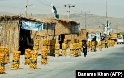 د کلا عبدالله یوه سیمه چې د سړک پر غاړه مېوې د خرڅلاو لپاره اېښودل شوي دي.