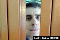 Руслан Гаджиєв в залі Артемівського суду, квітень 2016 року