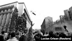 Pe 22 decembrie, Nicolae și Elena Ceaușescu au fugit din București. Prima oprire a fost la Snagov, apoi au mers până la Târgoviște. Au făcut autostopul. Au sfârșit la garnizoana Târgoviște, unde au fost executați după un proces sumar.