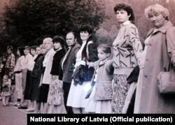 Світлина з виставки, присвяченої 30-річчю «Балтійського шляху», в Латвійській національній бібліотеці