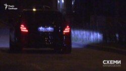Далі Mercedes керівника Офісу президента рушив, на мить зник за припаркованими авто і залишив стоянку