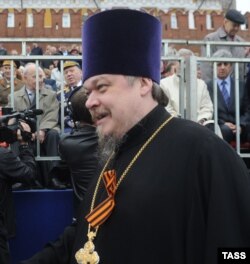 Голова Синодального відділу із взаємин церкви і суспільства протоієрей РПЦ Всеволод Чаплін на військовому параді на Красній площі. Москва. 9 травня 2012 року