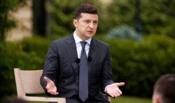 Попри те, що олігарха Ігоря Коломойського широко пов’язують з президентом України Володимиром Зеленським, експерти не думають, що це якось може зачепити президента