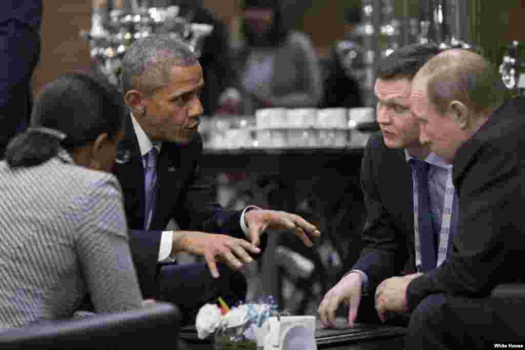 Barack Obama se întâlnește cu Vladimir Putin în marja summitului G20 la Regnum Carya Resort din Antalya, Turcia, pe 15 noiembrie 2015.