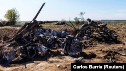 Залишки знищеного російського гелікоптера поблизу Макарова на Київщині, 5 травня 2022 року