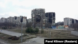 Жилые дома, разрушенные во время масштабного вторжения России в Украину. Мариуполь, 18 марта 2022 года