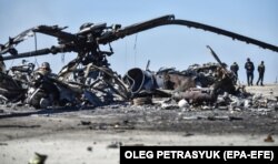 Залишки знищеного російського гелікоптера на аеродромі в Гостомелі на Київщині