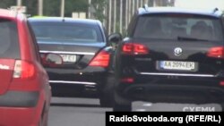 Авто журналістів на Обухівській трасі обігнав кортеж із двох автівок, яким користується Аваков