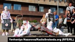 Перформансу, влаштований рідними та близькими полонених оборонців Маріуполя, 3 серпня 2022 року