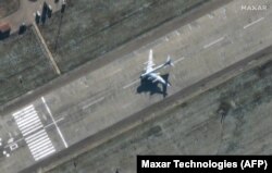 Російський Ту-95, що запускає ракети Х-55 по Україні, на аеродромі в Енгельсі у 2022 році (фото з супутника MAXAR)