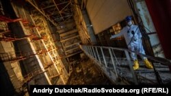 Журналіст Радіо Свобода Євген Солонина під час репортажу на балконі машзалу біля 8-ї турбіни ЧАЕС