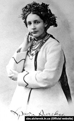 Українська письменниця, драматург, прозаїк, поетеса та педагог Христина Алчевська (1882–1931), донька Олексія Алчевського (1835–1901) і Христини Алчевської (1841–1920)