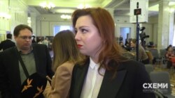 А Альона Шкрум наразі наполягає, що їй подорож оплатив фонд «Відродження»