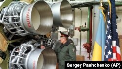 Огляд ракети УР-100Н перед її демонтажем відповідно до Будапештського меморандуму. Дніпро, 26 лютого 1999 року. США контролювали процес
