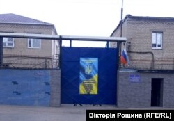 На будівлі місцевої жіночої колонії Мелітополя встановили російський прапор. Втім, в Міністерстві юстиції України наголошують, що всі працівники лишаються працювати з українською владою, окупанти на територію не зайшли. Квітень 2022 року