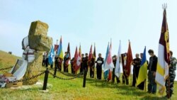 Учасники святкування 300-річчя заснування Кам’янської Січі біля могили соратника гетьмана Івана Мазепи кошового отамана Костя Гордієнка (Костянтина Гордієнка). Село Республіканець Херсонської області, 1 травня 2009 року