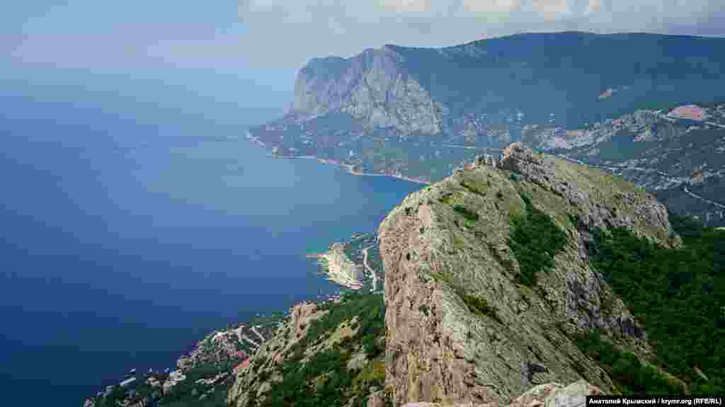 За Демірклі-Бурун видніється мис Айя. Внизу – селище Ласпі