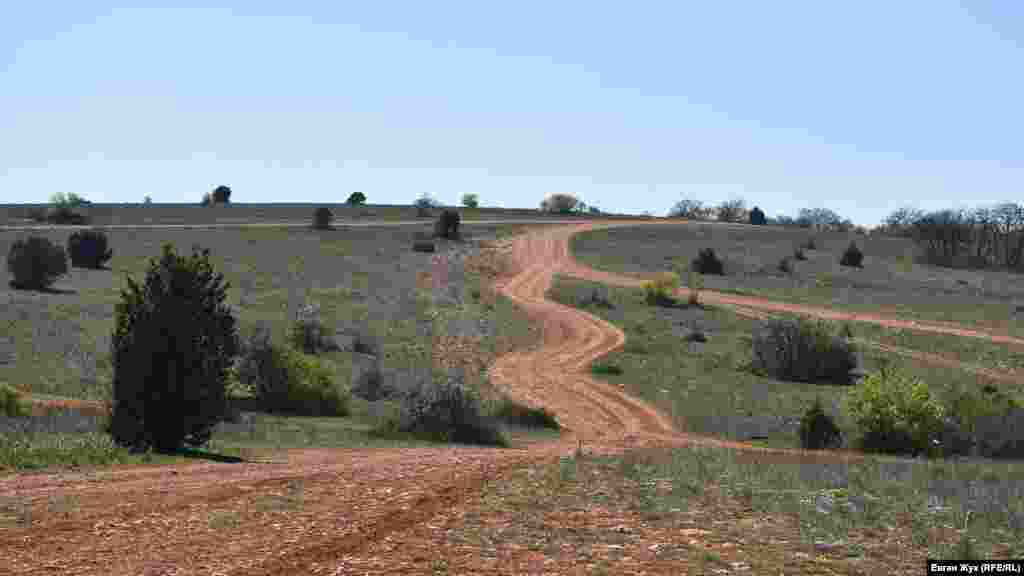 Висоти Кая-Баш поцятковані кам'янистими ґрунтовими дорогами