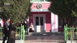Иззат Амон, ҳомии ҳуқуқи муҳоҷиронро ба зиндон маҳкум карданд Иззат Амон, ҳомии ҳуқуқи муҳоҷиронро ба зиндон маҳкум карданд