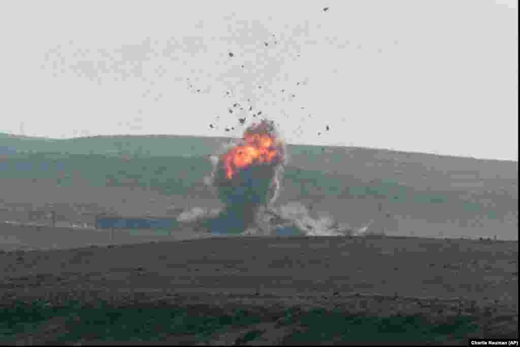 Un Tomahawk lansat de un submarin lovește o țintă pe insula San Clemente, un poligon de antrenament și testare a armelor al Marinei americane de pe coasta Californiei de Sud, în timpul unui test în noiembrie 1998.În timpul unei convorbiri telefonice la începutul lunii iulie, președintele Trump l-ar fi întrebat pe Zelenski: „Volodimir, poți lovi Moscova? [...] Poți să lovești și Sankt Petersburgul?”. Președintele ucrainean ar fi răspuns: „Absolut. Putem, dacă ne dați armele”. Pe 15 iulie, Trump a negat că urmărește să înarmeze Kievul cu rachete cu rază lungă de acțiune, declarând reporterilor: „Nu căutăm să facem asta”.