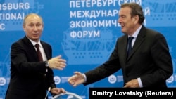 Президент Росії Володимир Путін і колишній канцлер Німеччини, голова комітету акціонерів компанії Nord Stream AG, член правління російського «Газпрому» Герхард Шредер (праворуч), якого називають «персональним другом Путіна». Петербург, 21 червня 2012 року