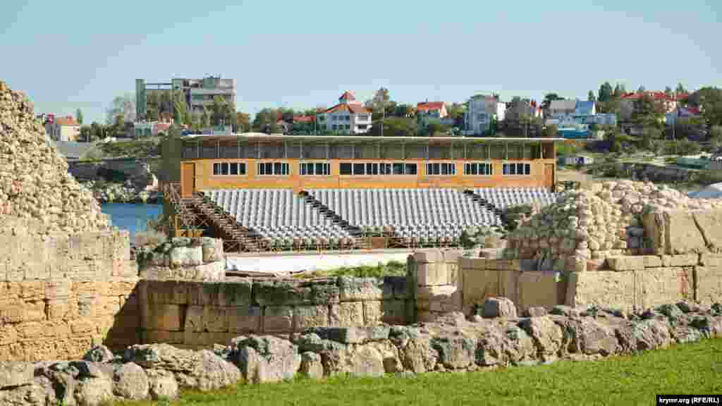 Глядацька трибуна в музеї-заповіднику. 26 жовтня колишній співробітник музею-заповідника Анатолій Туманов пікетував будівлю російського уряду Севастополя через те, що Херсонес «перетворили на майданчик для культурно-масових заходів, його спотворюють сучасними конструкціями»