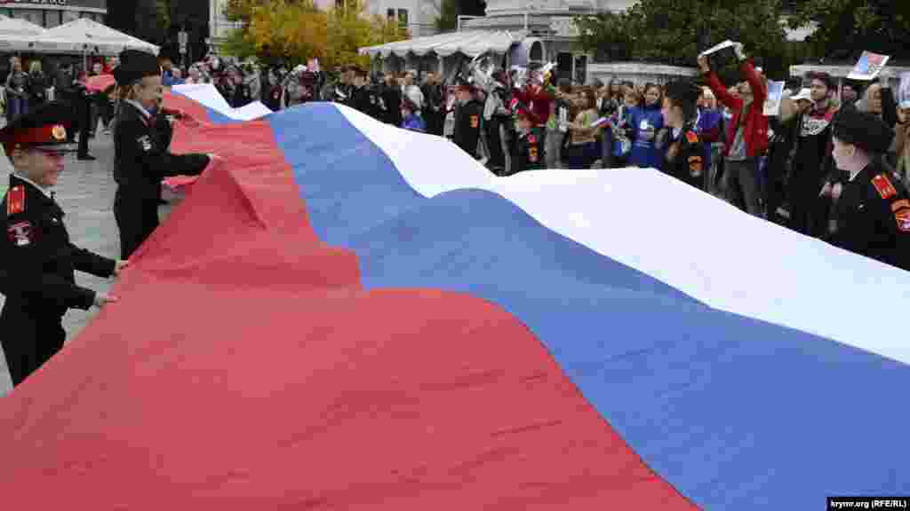 Підконтрольна Москві влада Ялти 4 листопада організувала флешмоб «Ми єдині!», Приурочений до російського Дня народної єдності: на площі зробили умовну карту Криму, а підлітки розташувалися на ній із зображеннями гербів міст і селищ півострова. У центр карти Криму кадети винесли 20-метровий прапор Росії