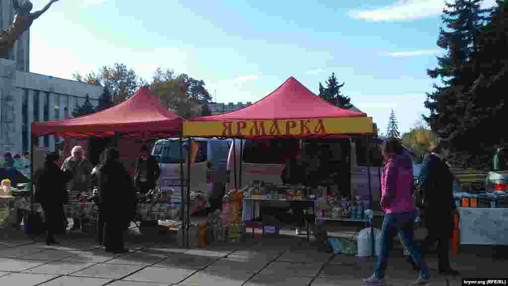 Для керчан організували ярмарок, де можна було купити продукти