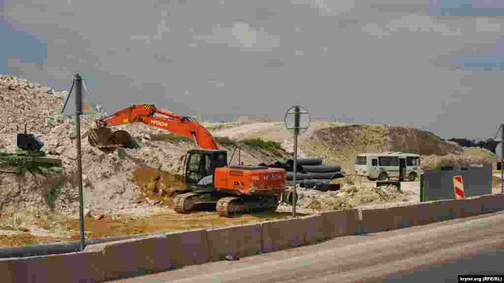 Заради траси «Таврида» будівельники зрізають вапнякові пагорби біля села