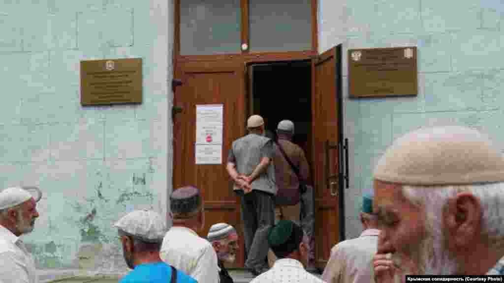 Причина зібрання – масові обшуки й затримання кримських татар і мусульман, які провели 7 липня російські силовики