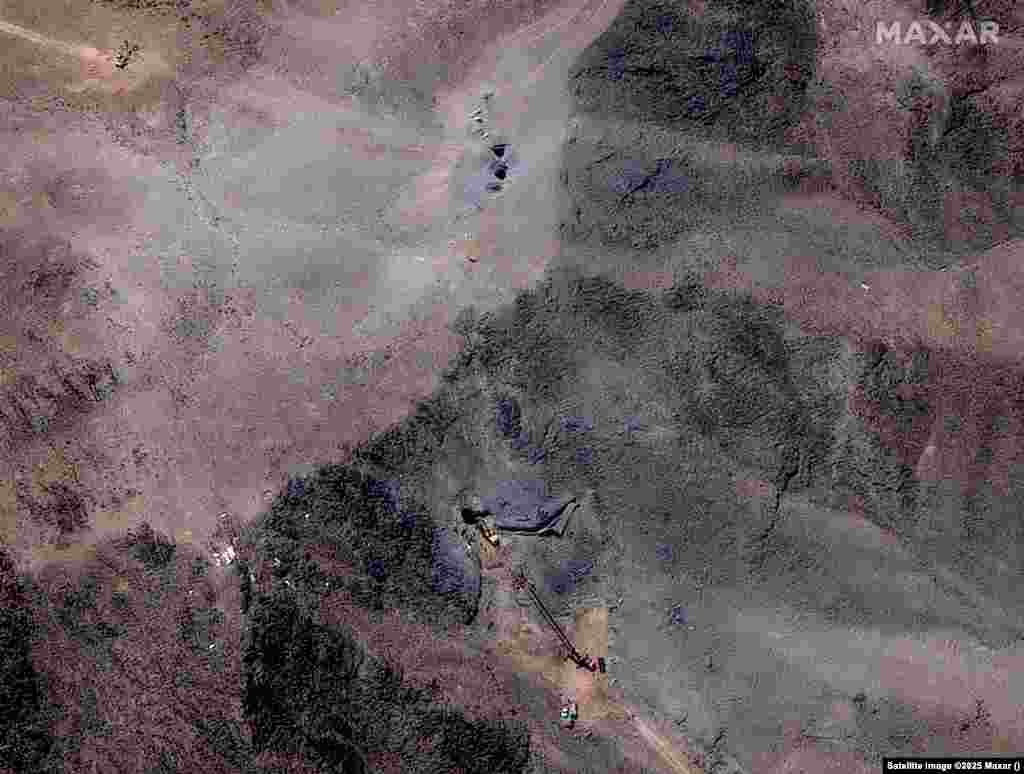 Izgleda kao da kran radi na ulazu u okno/rupu.