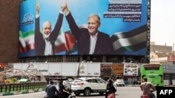 تابلوی تبلیغاتی میدان ولیعصر در تهران