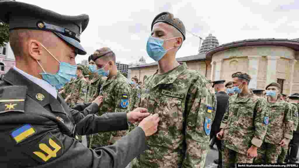 Вручення погонів ліцеїстам під час урочистих заходів, присвячених новому навчальному року та святу «Першого дзвоника», на території військового ліцею імені Івана Богуна
