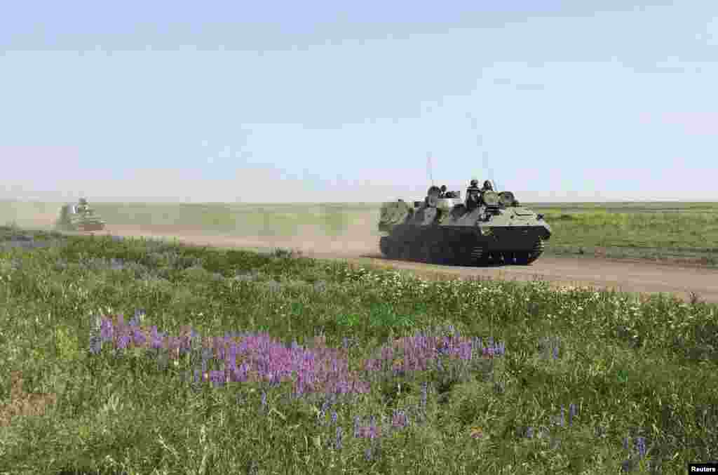 Военная техника в Кузьминском вблизи российско-украинской границы. На значительной части техники не видно маркировки, а многие солдаты носят камуфляж без опознавательных знаков. Нескоторые сказали, что отправлены на учения, и их присутствие здесь с ситуацией на Украине не связано. 26 мая 2015  