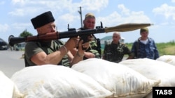 Вооруженные сепаратисты на пограничном пункте «Должанский» на украинско-российской границе. Луганская область, 9 июня 2014
