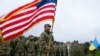 Soldați ai armatelor americane și ucrainene participă la ceremonia de deschidere a exercițiului militar „RAPID TRIDENT 2021” la Centrul Internațional de Menținere a Păcii din Ucraina, lângă Yavoriv, regiunea Lvov, 20 septembrie 2021.