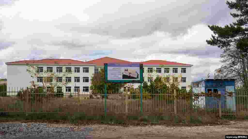 Нову школу другий рік не може добудувати генпідрядник «СФ Будівельник». У паспорті об'єкта дата і початок будівництва зафарбовані