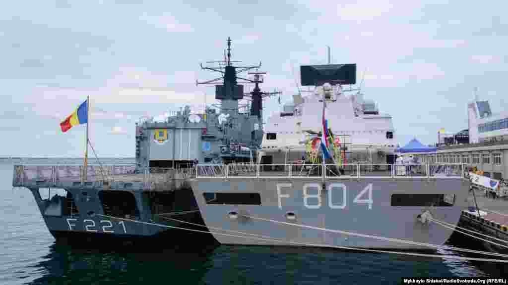 Румынский фрегат Regele Ferdinand (F 221) пришвартовали рядом с ракетным фрегатом Нидерландов. Современные фрегаты – универсальные корабли, главными задачами которых является борьба с подлодками, противовоздушной и противоракетной обороны авианосцев