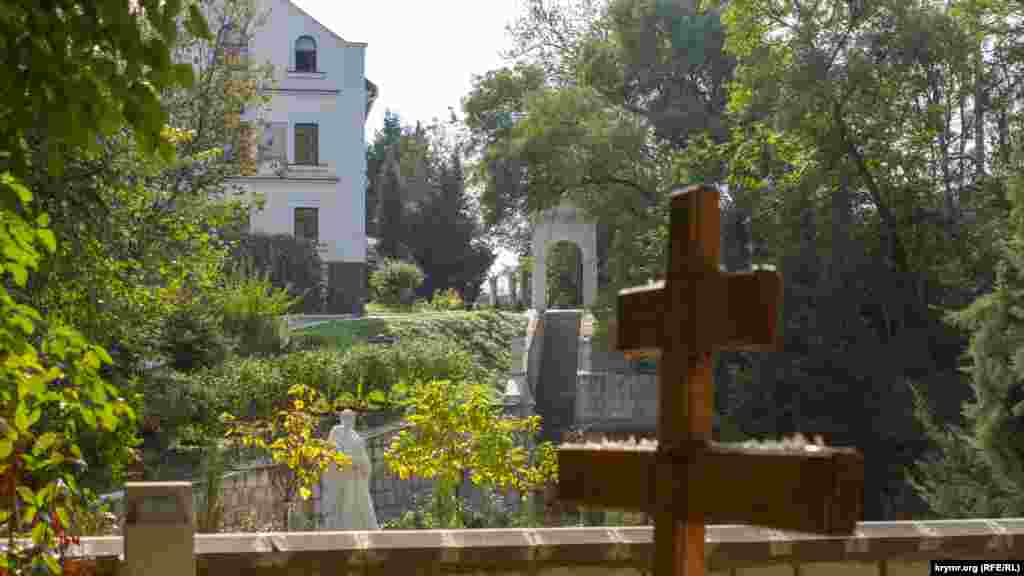На території монастиря розташовано цвинтар для ченців і служителів. Білий будинок братського корпусу не так давно було відновлено – він сильно постраждав під час Другої світової війни. Для наочності на фасаді залишили незатиньковані місця, де видно сліди від куль