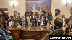 Намояндагони "Толибон" дар қохи раёсатҷумҳурии Афғонистон. Кобул, 15-уми августи соли 2021