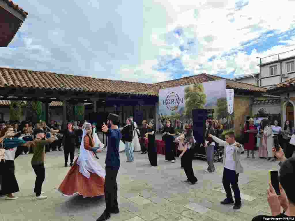 В завершение фестиваля танцевали уже все желающие под одобрительные аплодисменты многочисленных посетителей фестиваля