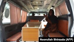 افغانستان: یوه خپلوانه د جلال اباد په ټېل ماټېل کې د وژل شوي تن مړی تابوت ته جوخته ناسته ده ۲۰۲۰، ۲۱ اکتوبر