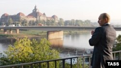 Президент Росії Володимир Путін у Дрездені. Прогулянка знайомими місцями. Німеччина. 11 жовтня 2006 року