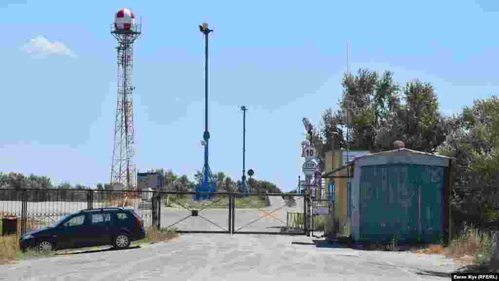 На косі Беляус розташовується портопункт «Донузлав» Євпаторійського морського торгового порту – це його КПП