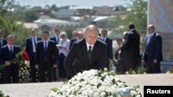 Путин қабри Каримовро зиёрат кард