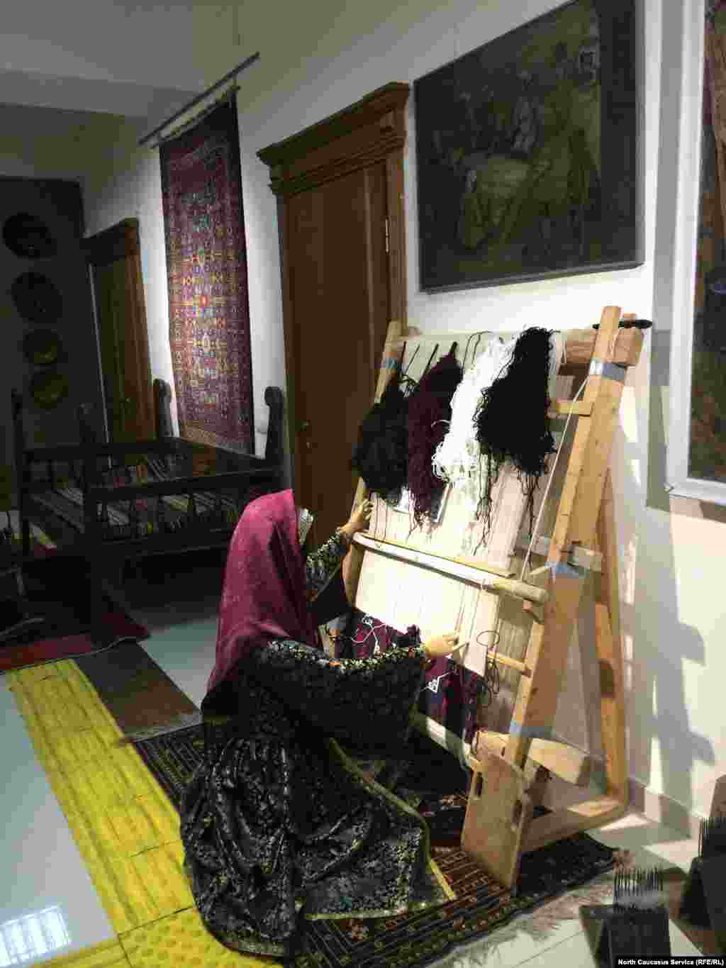 Горянка за ткацким станком (его привезли в Махачкалу из Табасаранского района)